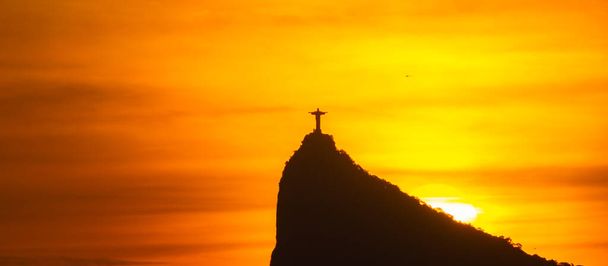 A Cristo Redentor (Krisztus a Megváltó) egy olyan emlékmű, amely 2021-ben készült el 90 évvel, Rio de Janeiro és Brazília egyik legnagyobb turisztikai látványossága. A szobor 38 méter magas, és a város nagy részén látható. - Fotó, kép