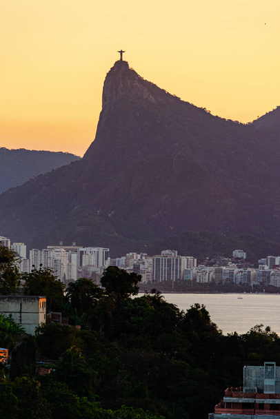 Cristo Redentor (Cristo Redentor) é um monumento que em 2021 completou 90 anos, sendo uma das maiores atrações turísticas do Rio de Janeiro e do Brasil. A escultura tem 38 metros de altura e pode ser vista em quase toda a cidade - Foto, Imagem