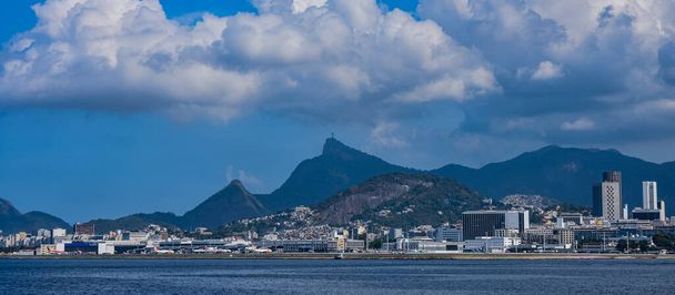 Рио-де-Жанейро, Бразилия - CIRCA 2021: Ландшафт залива Гуанабара, Рио-де-Жанейро, Юго-Восточная Бразилия. Это второй по величине залив на бразильском побережье, с площадью около 380 км - Фото, изображение
