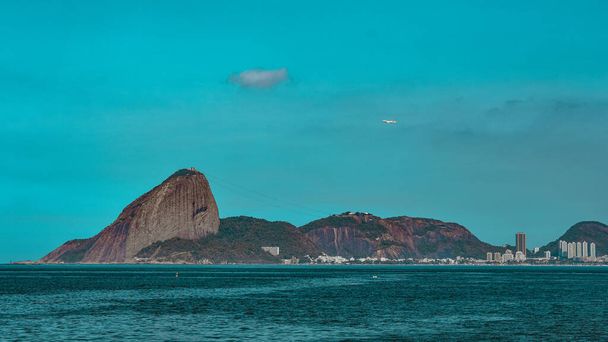Rio de Janeiro, Brazília - CIRCA 2021: Guanabara-öböl tájképe, Rio de Janeiro, Délkelet-Brazília. Ez a második legnagyobb öböl a brazil tengerparton, területe körülbelül 380 km - Fotó, kép