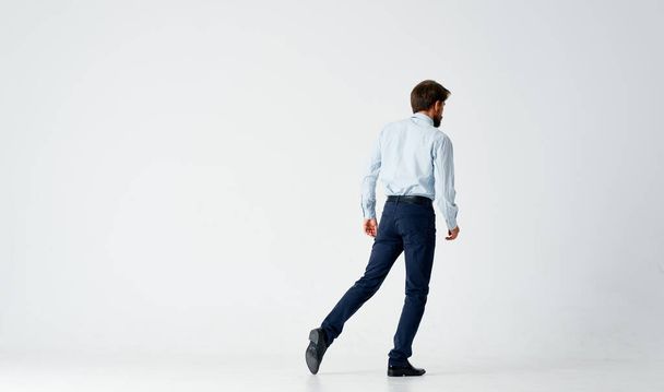 menedżer w koszuli z wiązanymi emocjami biurowymi w pełnym ruchu wzrostu - Zdjęcie, obraz
