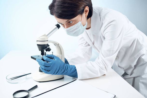 Žena v bílém plášti mikroskop věda práce profesionálové - Fotografie, Obrázek