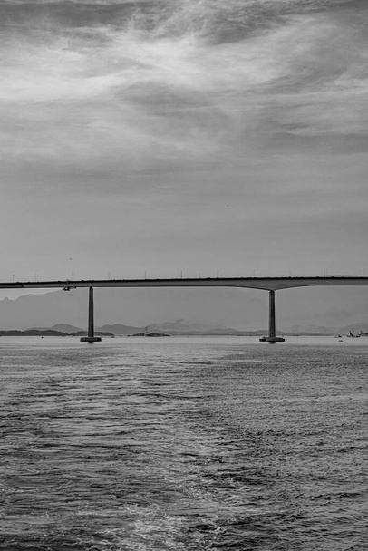 Pont Presidente Costa e Silva, populairement connu sous le nom de pont Rio-Niteroi, au-dessus de la baie de Guanabara. C'est le pont le plus long du Brésil. - Photo, image