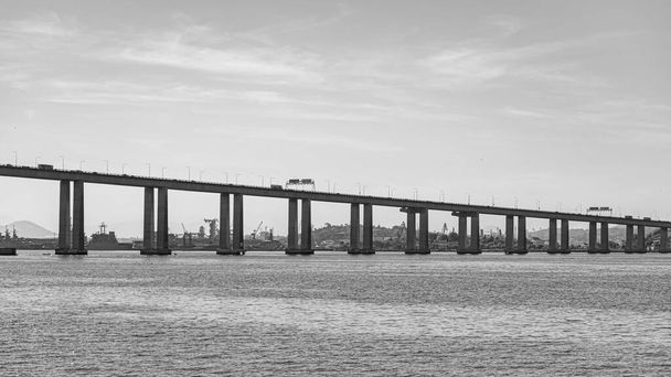 Costa e Silva elnök hídja, közismert nevén a Rio-Niteroi híd, a Guanabara-öböl felett. Ez Brazília leghosszabb hídja.. - Fotó, kép