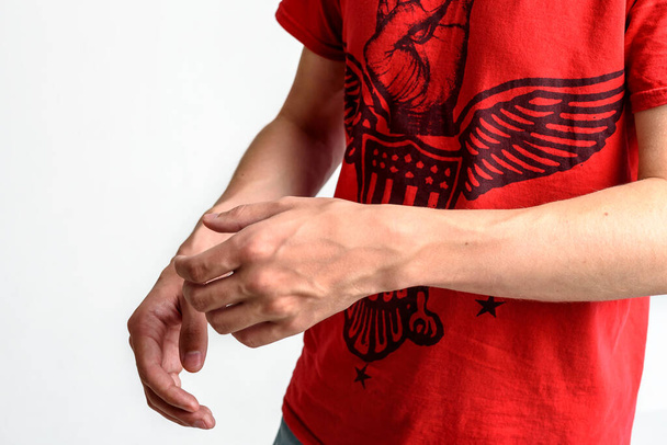 Młody facet w czerwonej koszulce z orłem. Ruch ciała z zbliżeniem rąk - Zdjęcie, obraz