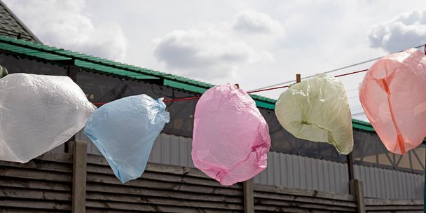 banner met milieuvervuiling met wegwerpplastic zakken, horizontaal - Foto, afbeelding