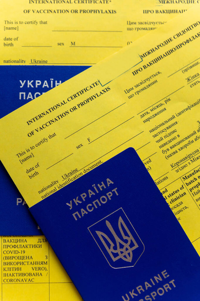 ukrainischer Reisepass für Impfdokumente bei Pandemie - Foto, Bild