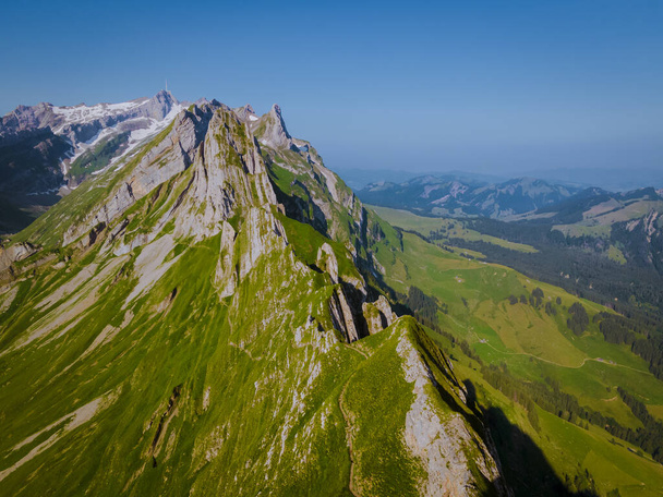 Schaefler Altenalptuerme horský hřeben švýcarský Alpstein alpské Appenzell Innerrhoden Švýcarsko, strmý hřeben majestátní Schaefler vrchol v pohoří Alpstein Appenzell, Švýcarsko - Fotografie, Obrázek