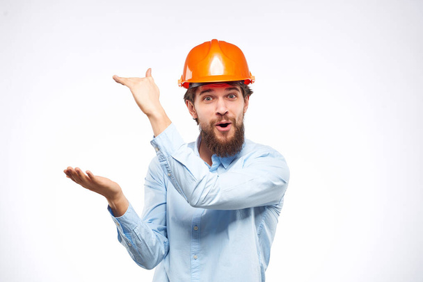 бородатий чоловік працює в будівельній галузі успіх ізольований фон
 - Фото, зображення