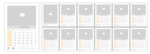 Μηνιαίο Ημερολόγιο Φωτογραφιών 2022. Απλό μηνιαίο κάθετο φωτογραφικό ημερολόγιο Διάταξη για 2022 έτος στα αγγλικά. Ημερολόγιο εξωφύλλου, πρότυπα 12 μηνών. Η εβδομάδα αρχίζει από την Κυριακή. Εικονογράφηση διανύσματος - Διάνυσμα, εικόνα