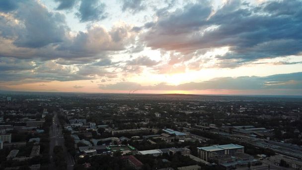 Jasná barva západu slunce nad městem Almaty. - Fotografie, Obrázek