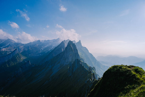 Schaefler Altenalptuerme hegygerinc svájci Alpstein alpesi Appenzell Innerrhoden Svájc, meredek gerinc a fenséges Schaefler csúcs az Alpstein hegység Appenzell, Svájc - Fotó, kép