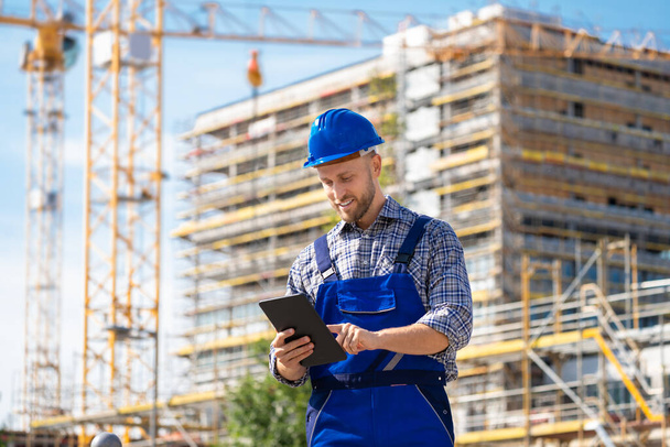 Inspection Engineer Worker At Construction Site Using Tablet - Φωτογραφία, εικόνα