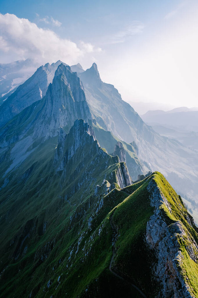 Schaefler Altenalptuerme grzbiet górski szwajcarski Alpstein alpejski Appenzell Innerrhoden Szwajcaria, stromy grzbiet majestatycznego szczytu Schaefler w Alpstein pasmo górskie Appenzell, Szwajcaria z - Zdjęcie, obraz