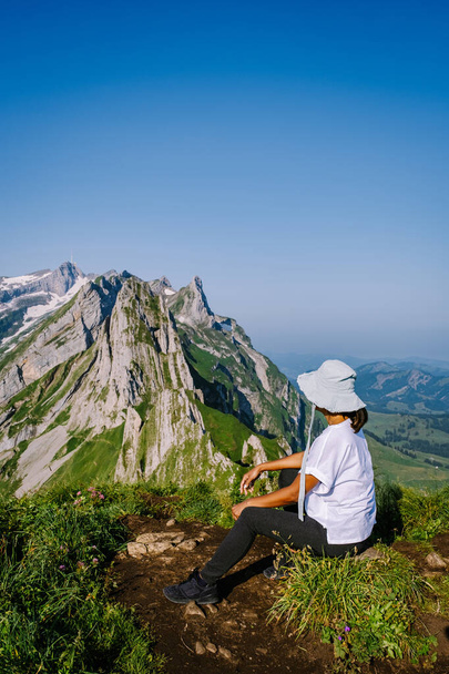 山の中で女性のハイキング, Schaefler Altenalptuerme山の尾根スイスアルプシュタイン高山付録スイス,スイスの雄大なSchaeflerのピークの急な尾根 - 写真・画像