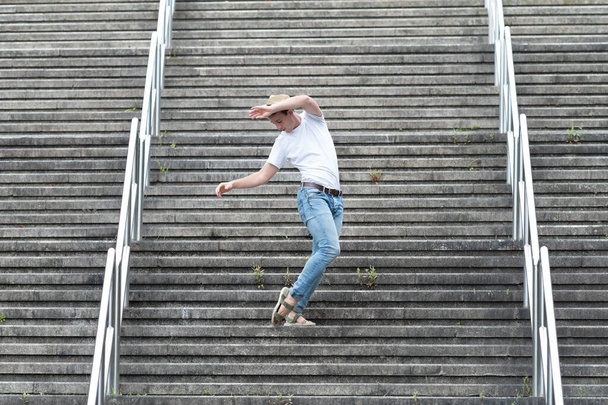 Hombre vestido casual bailando y celebrando en una escalera - Foto, Imagen