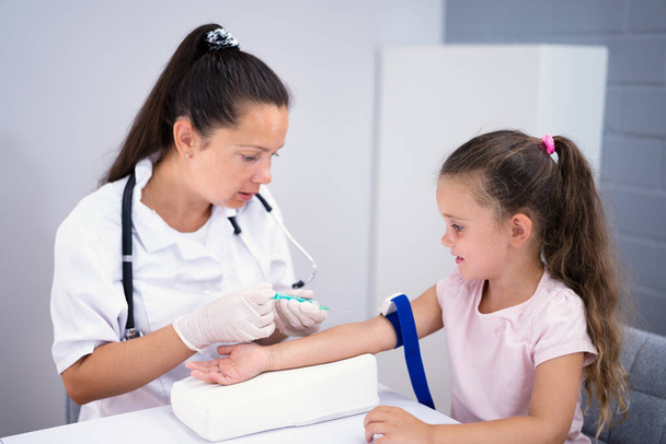 Child Doctor Medical Blood Test And Check - Foto, afbeelding