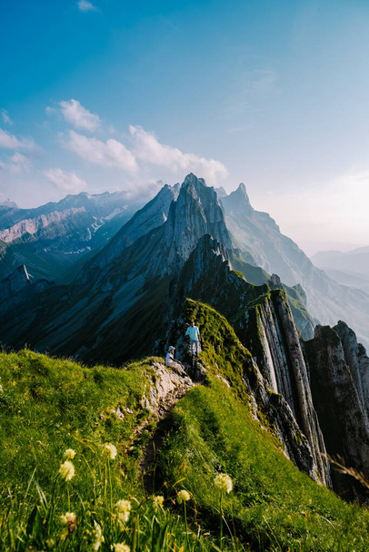 Schaefler Altenalptuerme mountain ridge swiss Alpstein, Appenzell Innerrhoden Suíça, cume íngreme do majestoso pico de Schaefler na cordilheira de Alpstein Appenzell, Suíça - Foto, Imagem