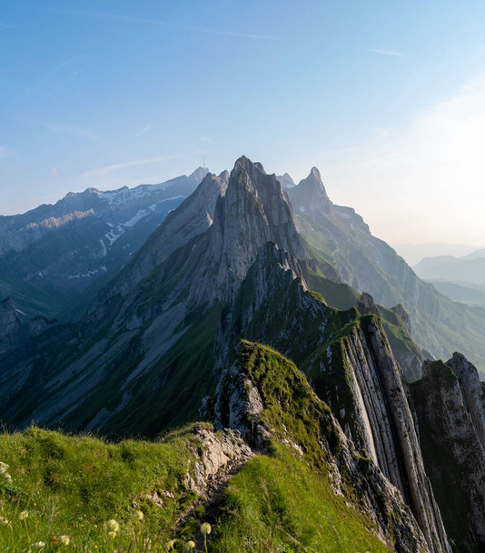 Schaefler Altenalptuerme mountain ridge swiss Alpstein, Appenzell Innerrhoden Suiza, cresta empinada del majestuoso pico Schaefler en la cordillera Alpstein Appenzell, Suiza - Foto, Imagen