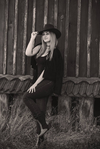 Tyttö Amerikan maan tyyliin musta bohee takki hapsut ja cowboy hattu luonnossa - Valokuva, kuva