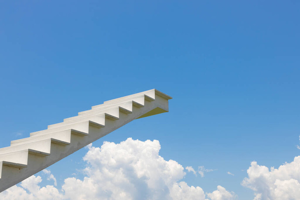 Una escalera de madera blanca o una escalera que conduce a un cielo azul. Un camino hacia el éxito, conceptos de logros personales. - Foto, Imagen