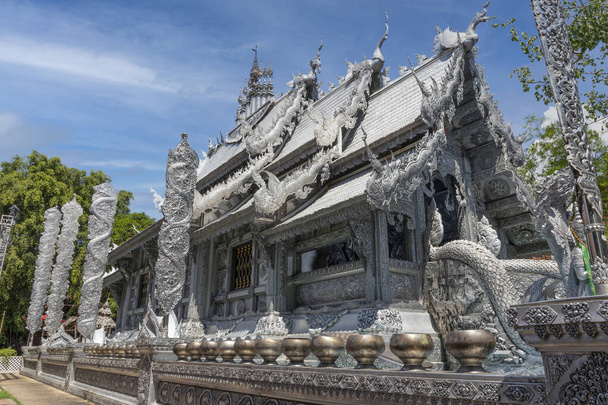 Chiang mai, Tajlandia - 3 maja 2021: Słynna srebrna świątynia Wat Sri Supan w prowincji Chiang mai, Tajlandia. Wykwintne dekoracje zewnętrzne świątyni wykonane są z posrebrzanego srebra. - Zdjęcie, obraz