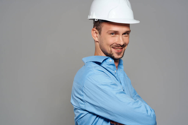 человек в строительной форме инженер профессиональная работа - Фото, изображение