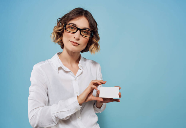 ビジネス女性で眼鏡で名刺を手広告スタジオ青の背景 - 写真・画像
