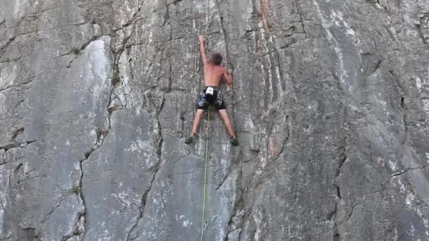 Jeune grimpeur sur le rocher Sistiana - Trieste - Séquence, vidéo