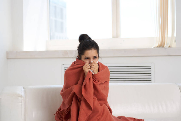 незадоволена жінка і лежить вдома на дивані від застуди
 - Фото, зображення