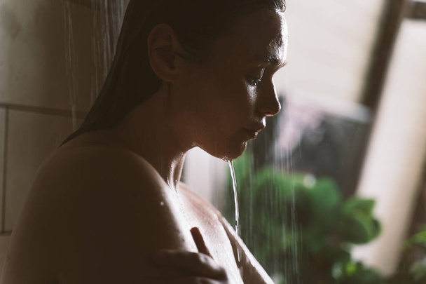 Evdeki genç bir kadının yaşam tarzı. Sabah duş alan bir kadın. - Fotoğraf, Görsel