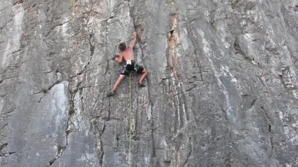 Młody alpinista na skale Sistiana - Triest - Materiał filmowy, wideo