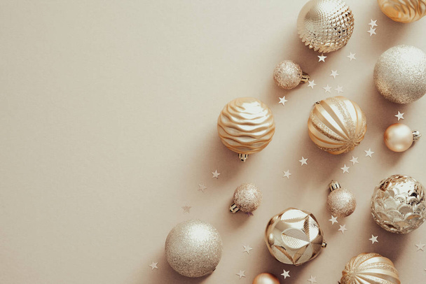 Christmas background with elegant balls decorations and confetti on beige. Xmas banner mockup, greeting card design. Flat lay, top view, copy space. - Foto, Imagem
