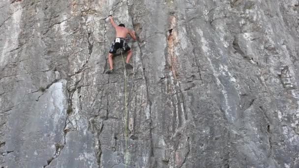 Fiatal hegymászó a Sistiana sziklán - Trieszt - Felvétel, videó