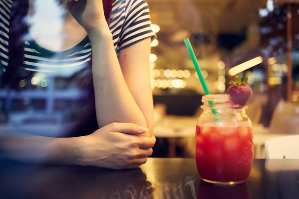 жінка одна одиниця в ресторані коктейль напій спосіб життя дозвілля
 - Фото, зображення