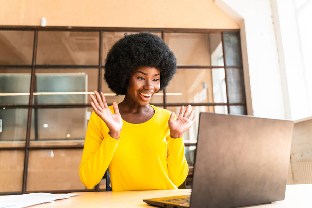 beautiful young woman with the afro haircut working in the office - Foto, Imagem