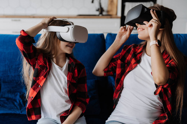 Duas irmãs se divertem e brincam usando a realidade virtual - Foto, Imagem