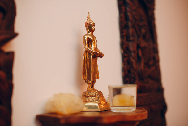 statuette bouddha et accessoires pour la procédure de massage thaï au spa de beauté - Photo, image