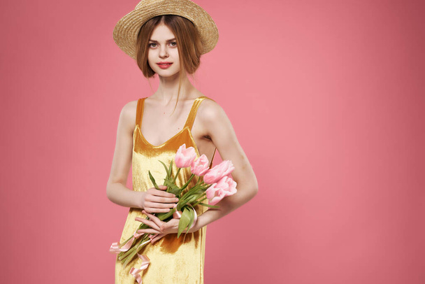 жінка в золотій сукні з букетом квітів на ізольованому фоні. Високоякісна фотографія
 - Фото, зображення
