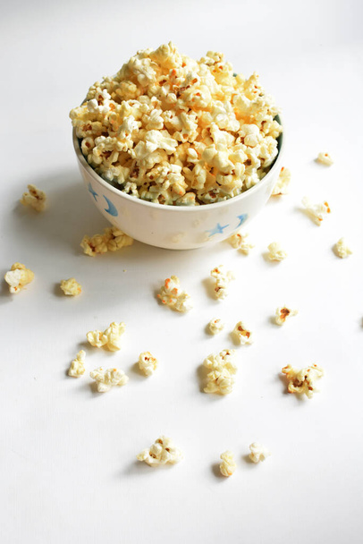 Попкорн миска изолированы в белом фоне, сладкое масло или карамельный попкорн, соль - Фото, изображение