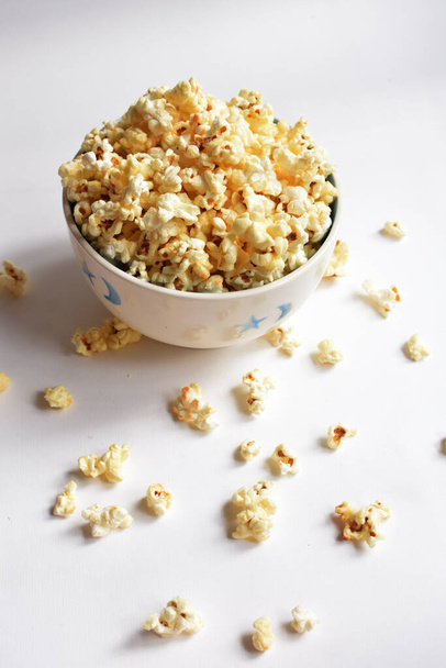 Ciotola di popcorn isolata in fondo bianco, popcorn dolci al burro o caramello, salata - Foto, immagini