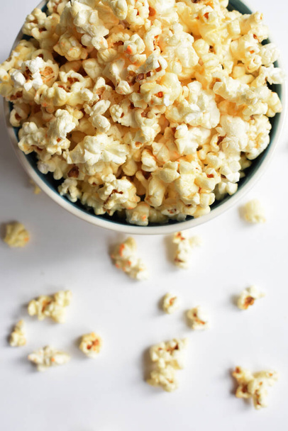 Popcorn kom geïsoleerd in witte achtergrond, zoete boter of karamel popcorn, gezouten - Foto, afbeelding