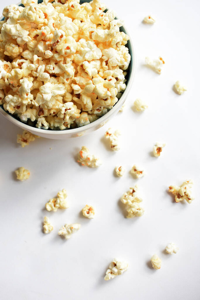 Popcorn kulho eristetty valkoisella pohjalla, makeaa voita tai karamellipopcornia, suolattu - Valokuva, kuva