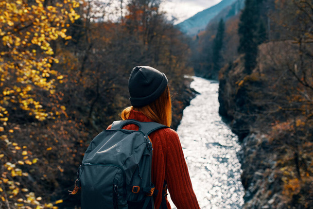 mujer con mochila en la espalda en las montañas  - Foto, imagen