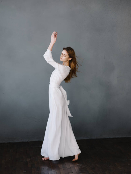 ελκυστική γυναίκα σε λευκό φόρεμα αίγλη ποζάροντας μοντέλο - Φωτογραφία, εικόνα