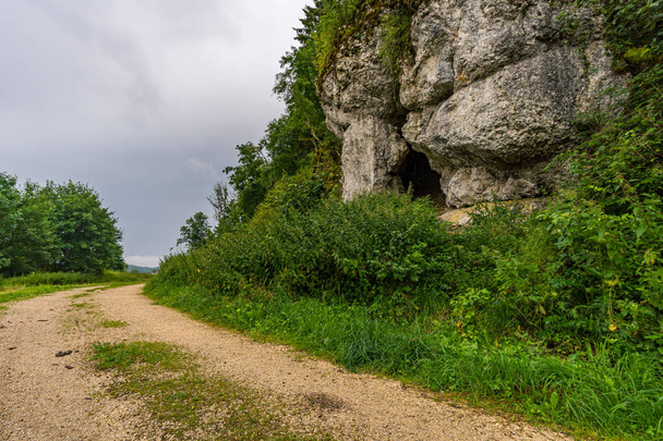 Wanderung durch das Bittelschießer Tal mit vielen Höhlen und die historische Burgruine Hornstein im Laucherttal bei Sigmaringen - Foto, Bild