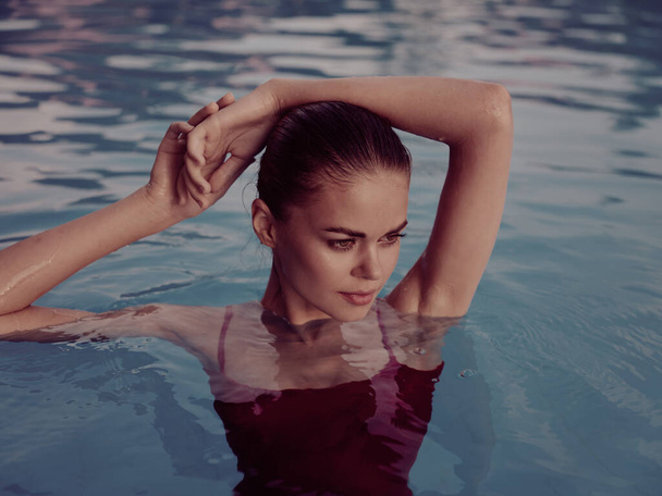 traje de baño de mujer bonita en la piscina cosméticos de primer plano - Foto, imagen