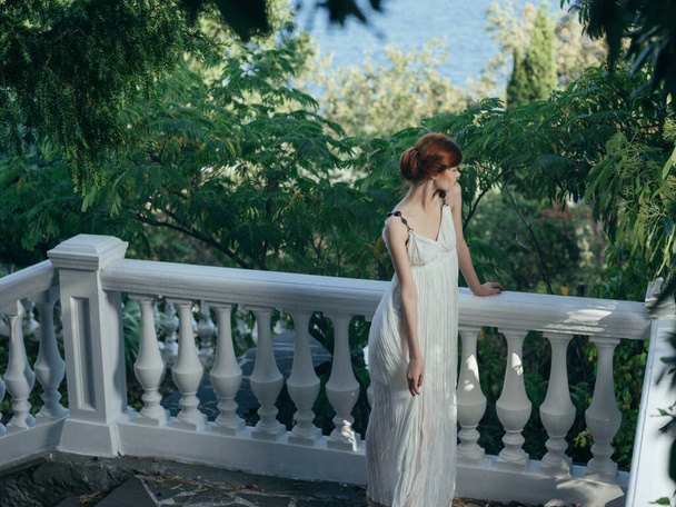 όμορφη γυναίκα σε λευκό φόρεμα πάρκο φύση πριγκίπισσα αίγλη - Φωτογραφία, εικόνα