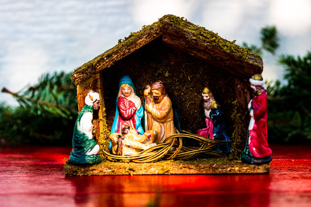 カラフルなキリスト降誕シーンとともに赤ちゃんイエスクリスマスの背景 - 写真・画像