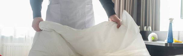 vágott kilátás házvezetőnő cserélése ágynemű a szállodai szobában, banner - Fotó, kép